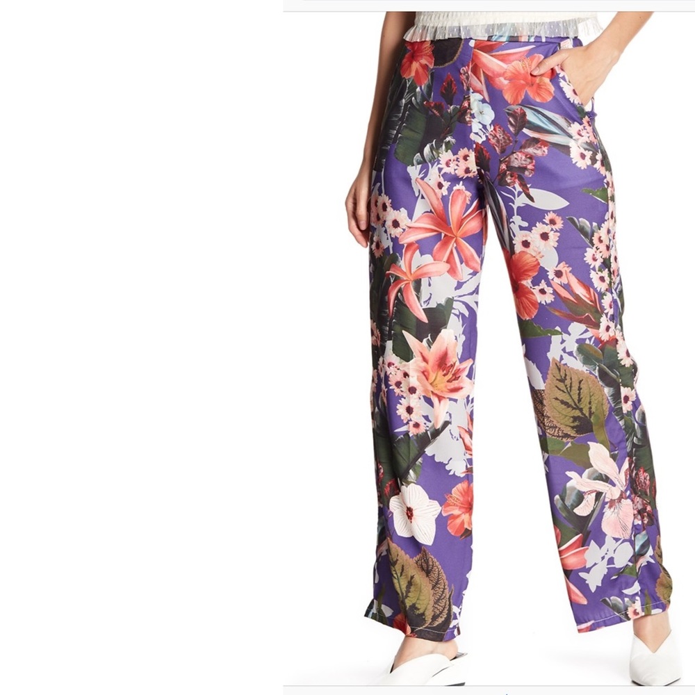 Romeo & Juliet NWT gorgeous colors!! 💜 Pants- S